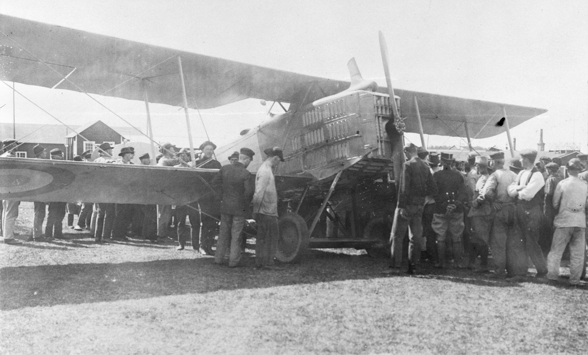 Folksamling vid ett franskt militärt flygplan Bréguet XIV vid mellanlandning på Malmen, 1919.