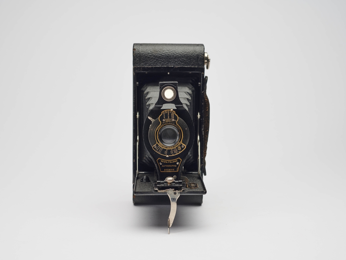 2A Folding Autographic Brownie er et foldekamera for A116 rullfilm, produsert av Eastman Kodak i perioden 1915 til 1926. Kameraer med Autographic-funksjon er utstyrt med en penn. Autographic-funksjonen gjør det mulig å skrape inn informasjon på negativene gjennom en tilpasset luke på kameraets bakside. Dette eksemplaret mangler penn.