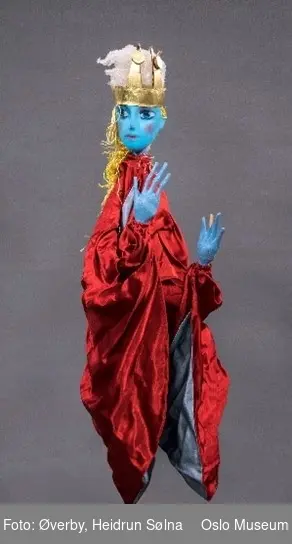 Figurteaterdukke fra forestillingen Følgesvennen. Rød kappe, blått ansikt og gullkrone