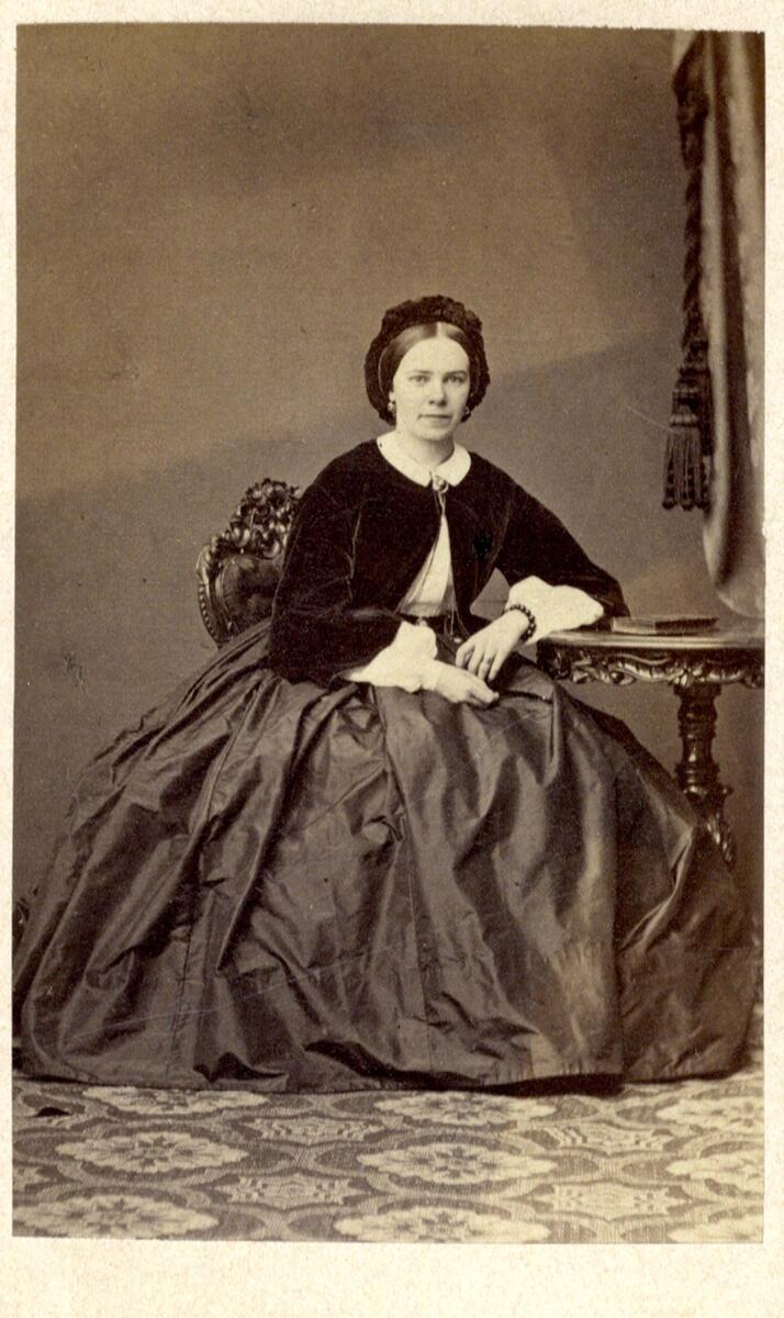 Sophia Tjernberg 1840. G.m. Gustaf Edin, Bergaholm. A. Roesler Drottninggatan No 23 Stockholm.