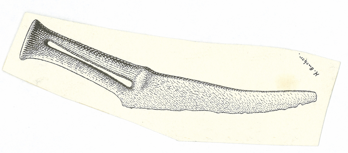 "Kniv af bronce med haandtag som RYGH, fig. 117; dens ryg er derimod næsten ret, kun mod spidsen noget indsvungen. 9 cm. lang. Spidsen er knækket, men tilstede. (Afb. BMÅ 1903, no. 3, fig. 6)." 