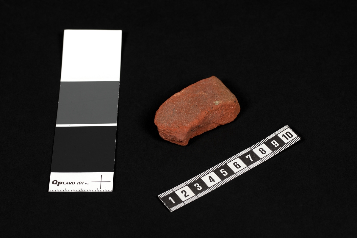 Fragment av rödbränt lergods, eventuellt tegel