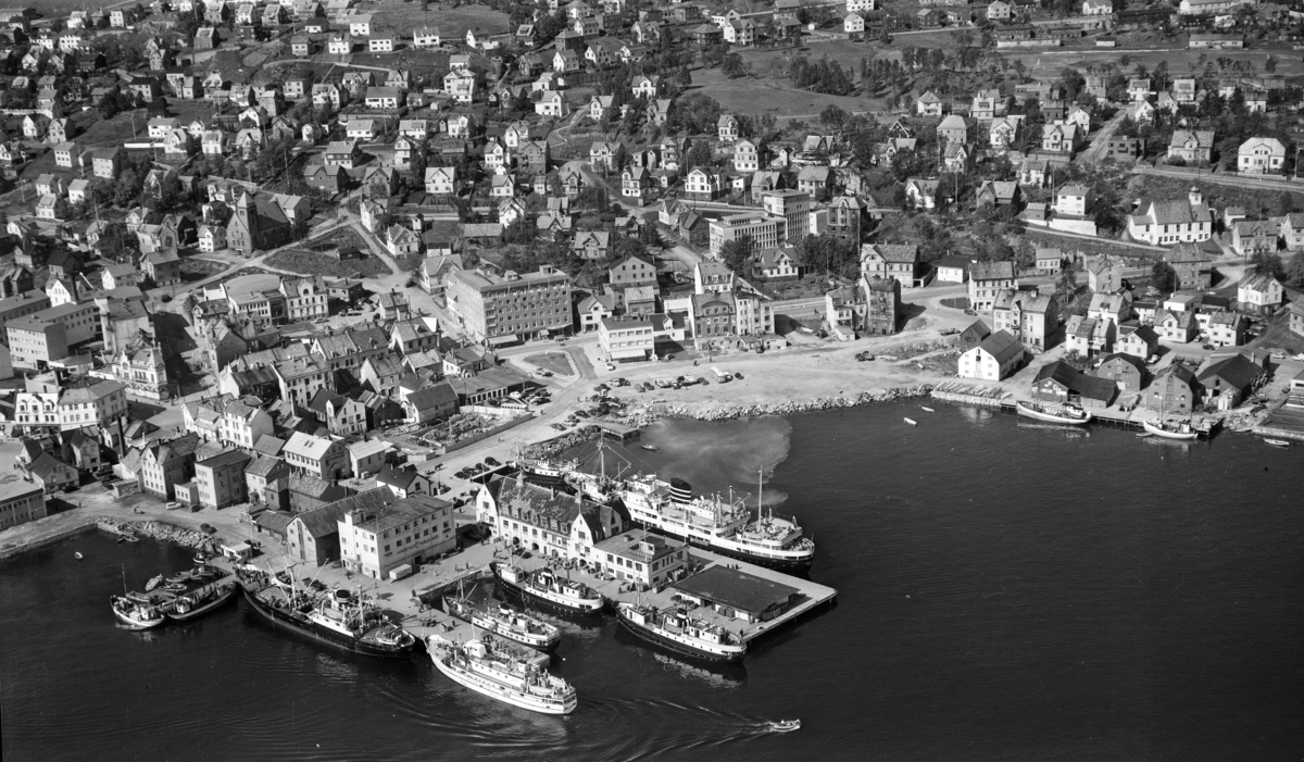 Flyfoto av Harstad sentrum, med dampskipskaia i forgrunnen.