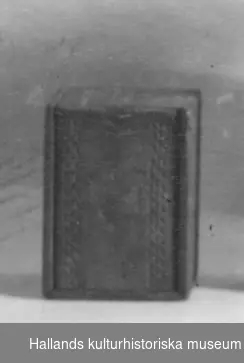 Lådan är sinkad samman och har skjutlock. Lådan är dekorererad med mönster i form av ringar och trekanter i bårder på höjden i nagelsnittsteknik. På locket ristningsdekor och märkning: 1672 TPIS.