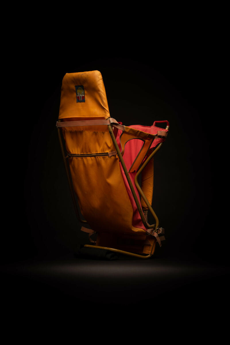 Fra plansje: 
Bære- og sitteriktig barnestol med innebygget rommelig ryggsekk. Håndtak, fothvilere, justering inn/ut mot ryggen, hodestøtte, brede polstrede bæreremmer, tofarget sammenleggbar. Brystrem.  
Vekt: 1,6 kg 
Farger: Rød/gul (finnes også i blå) 
Veil. uts.pris: kr. 255,-. 

Fra forhandlerbrosjyre: 
Bæremeis. Ryggstøet kan stilles og er høyt nok til å gi god hodestøtte for barnet. Det sitter godt og fast i en sele. Fotbøyler. Bergans meis. Vekt: 1,6 kg. Farger: Gul og rød, grønn og sandgul. Veil. pris kr. 198,-. 

Fra stor 70-tallsfolder: 
102 Bæremeis. Ryggbøylen kan justeres til ønsket vinkel ved hjelp av leppespennen. Benene plasseres på bøylen og avlaster barnets rygg. Livremmen sikrer barnet. Den høye ryggen gir barnet god hodestøtte. Meisens utforming gir bæreren god bærekomfort. Praktisk og rommelig ryggsekklomme under setet. Ved lengre turer og spesielt hvis barnet er tungt anbefales bruk av bærebelte. BARN BØR IKKE BÆRES FØR DE KAN SITTE VED EGEN HJELP. 

Om bærestoler fra Bergans:
På midten av 1930-tallet ble det laget noen bæremeiser der barnet satt på en stol som var støpt til den tradisjonelle Bergans-meisen. Barnet satt med beina foran, og tyngdepunktet ble derfor langt unna bærerens rygg. På 1950-tallet sitter barnet med ryggen mot bæreren. Tyngdepunktet er nå nærmere bærerens rygg, men først på 1970-tallet ble det laget en "ridesal". Den ble lansert i 1973 og ble raskt svært populær både blant barn og voksne. Nå kunne barnet se i morens eller farens gåretning, noe som bidro til bedre kontakt mellom barn og voksen og mer moro på turen. Tur med barn fikk en ny dimensjon. 
