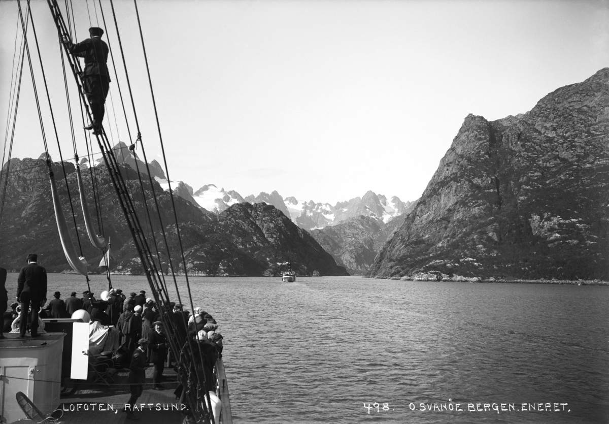 Tatt fra båt.
Raftsundet
Fotografert 1900 Ca.