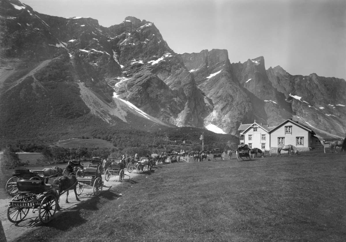 Horgheim, Trolltindane, Hest m. vogn
Fotografert 1900 Ca.