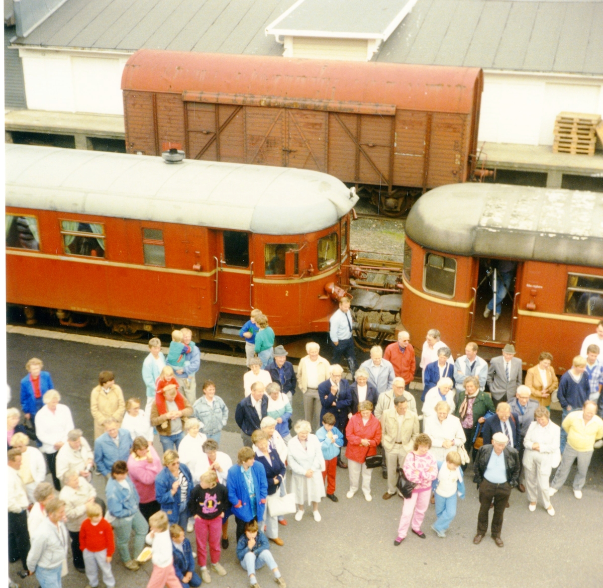 Et stort arrangement hvor mange folk ble med på en togtur ned til Kragerø stasjon. Kragerøbanen.