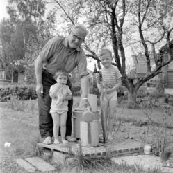Solvang Hagekoloni. Farfar Viggo Halvorsen med barnebarna Ka