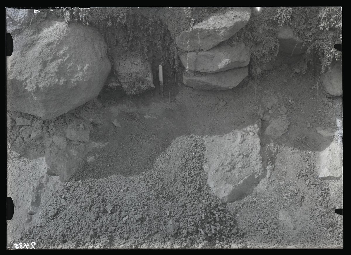 Stensättning, med urna, vid Valsta.