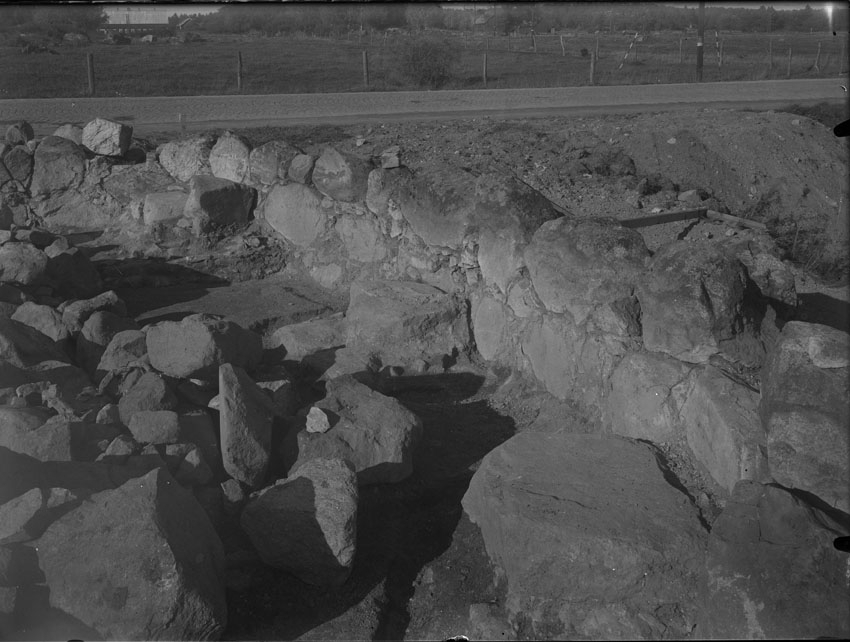 Västerås, Hammarby.
Sankta Gertruds kapellruin vid arkeologisk undersökning 1934.
Korväggen med rest av valvpelare från insidan.