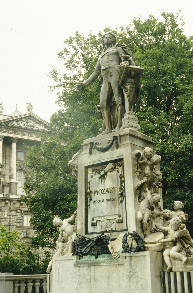 Mozart-statue, i bakgrunnen Nene Burg.