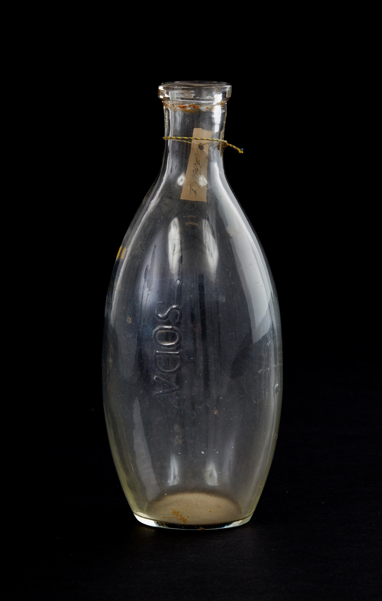 Fyra flaskor. Grönaktigt glas. Tre st märkta "SODA". 
Höjd från 192 -199 mm, Diam från 49-52mm.
