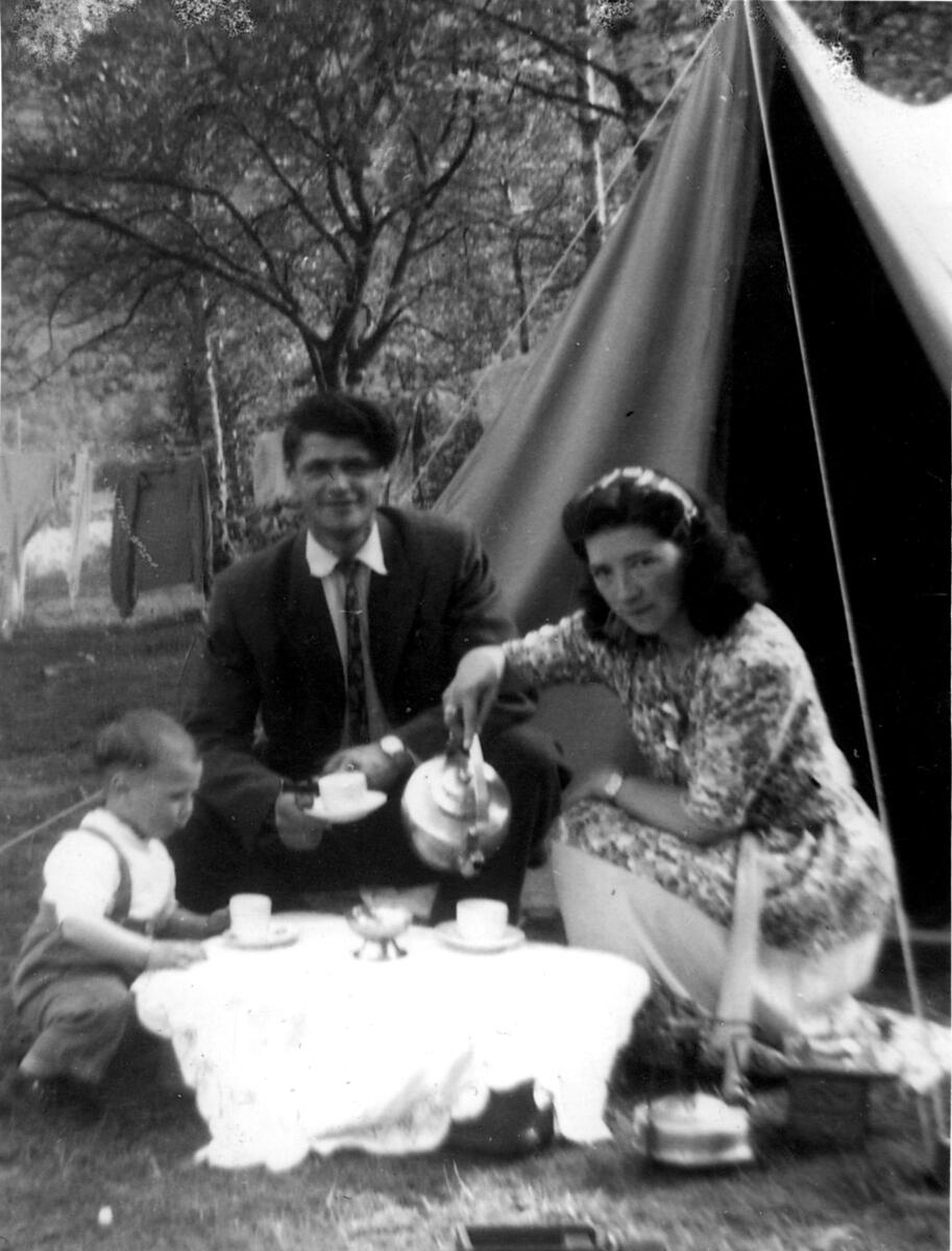 Oliver Alexander og Karoline Oliversen med sønnen i Ørstad på Sunnmøre. Karoline serverer kaffe, ca 1950.