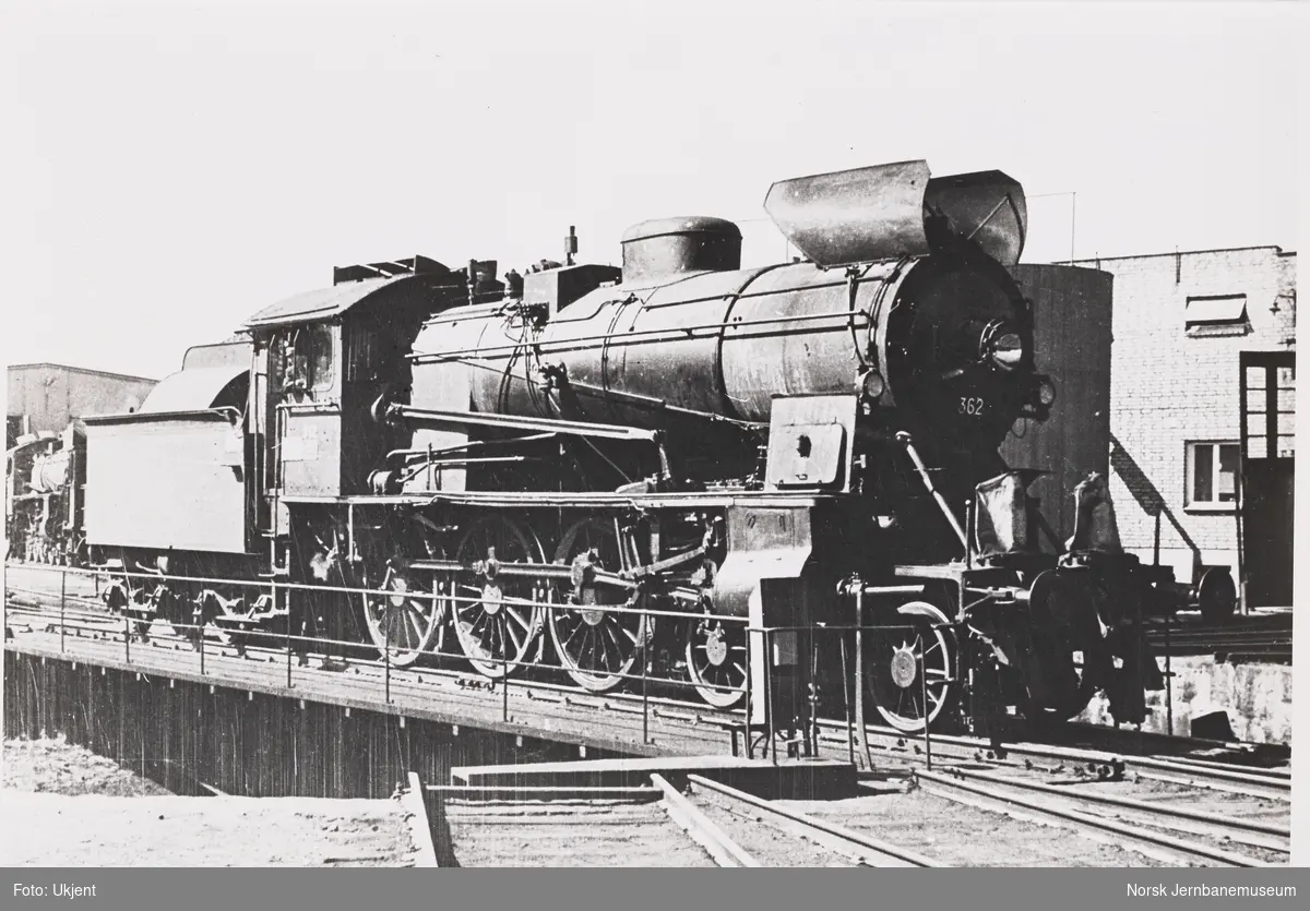 Damplokomotiv type 30b nr. 362 på svingskiven på Hamar stasjon