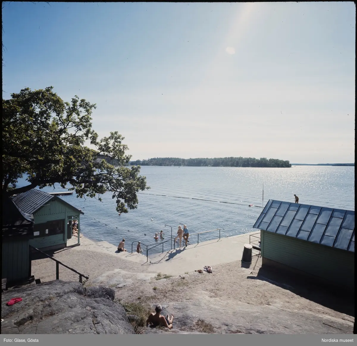 Hässelby allmäna bad en dag i augusti.