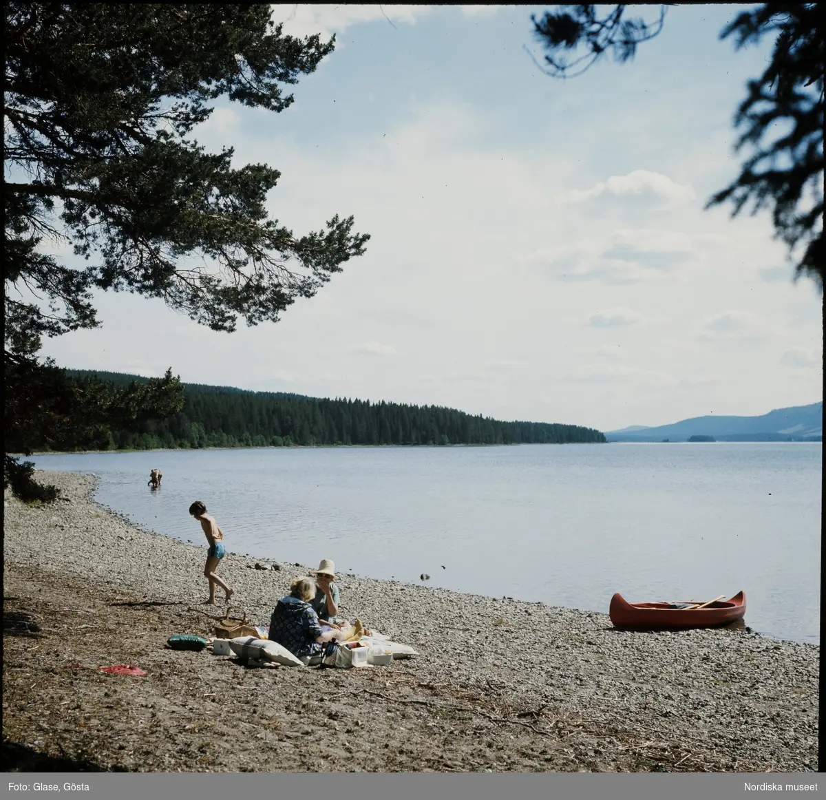Jämtland, familj på stranden till Klövsjön.