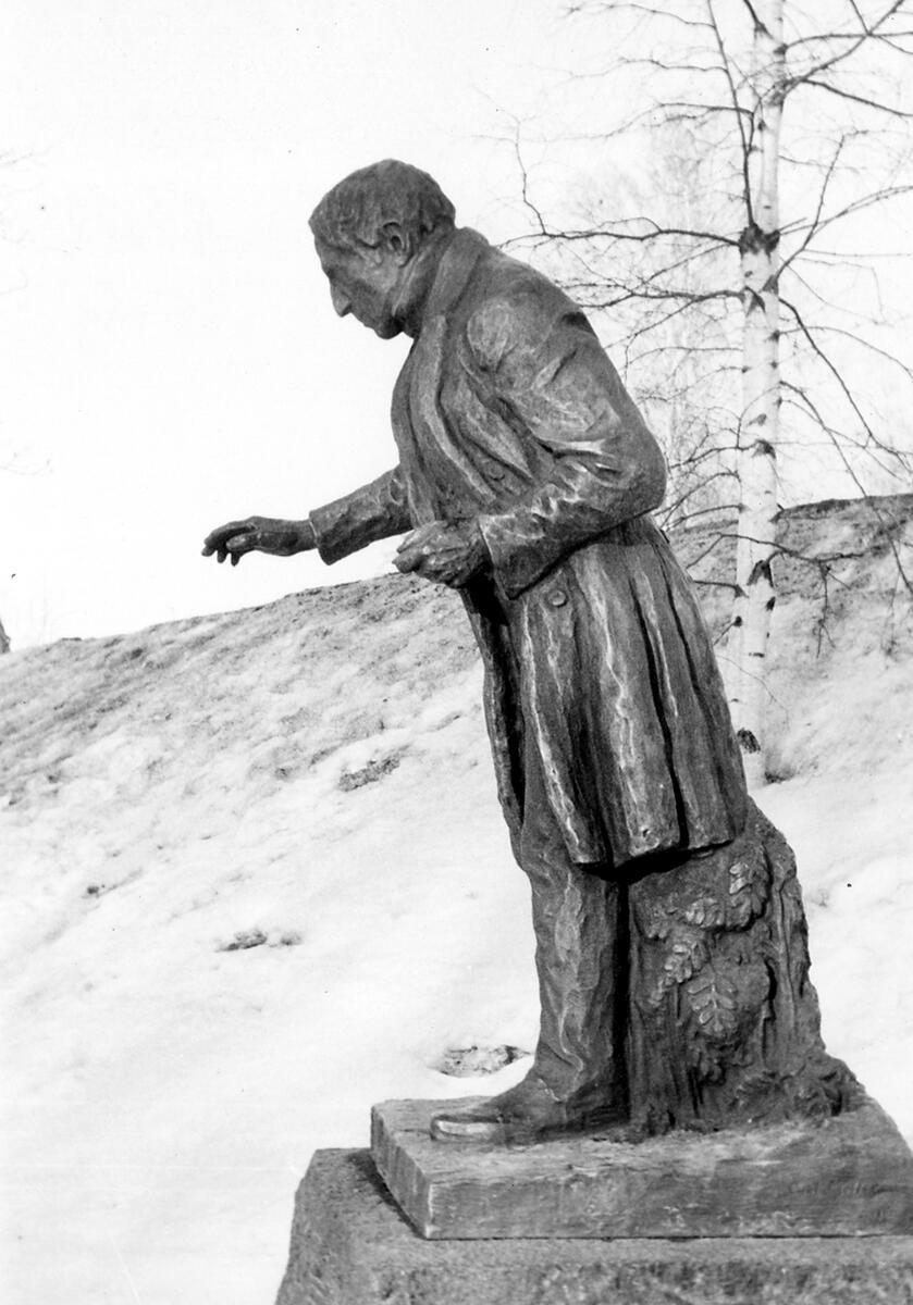 Franzen-monumentet i stadsparken - Västernorrlands museum / DigitaltMuseum