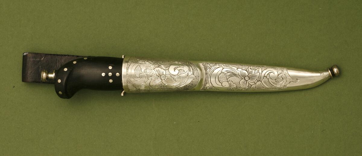 Kniv av Jonny Borge i sølv og ibenholt. Formen er inspirert av Hedenbergs kniver.