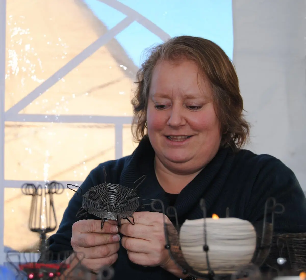 Mariann Grønnerud wire crafting at the Grundset marked in 2012.