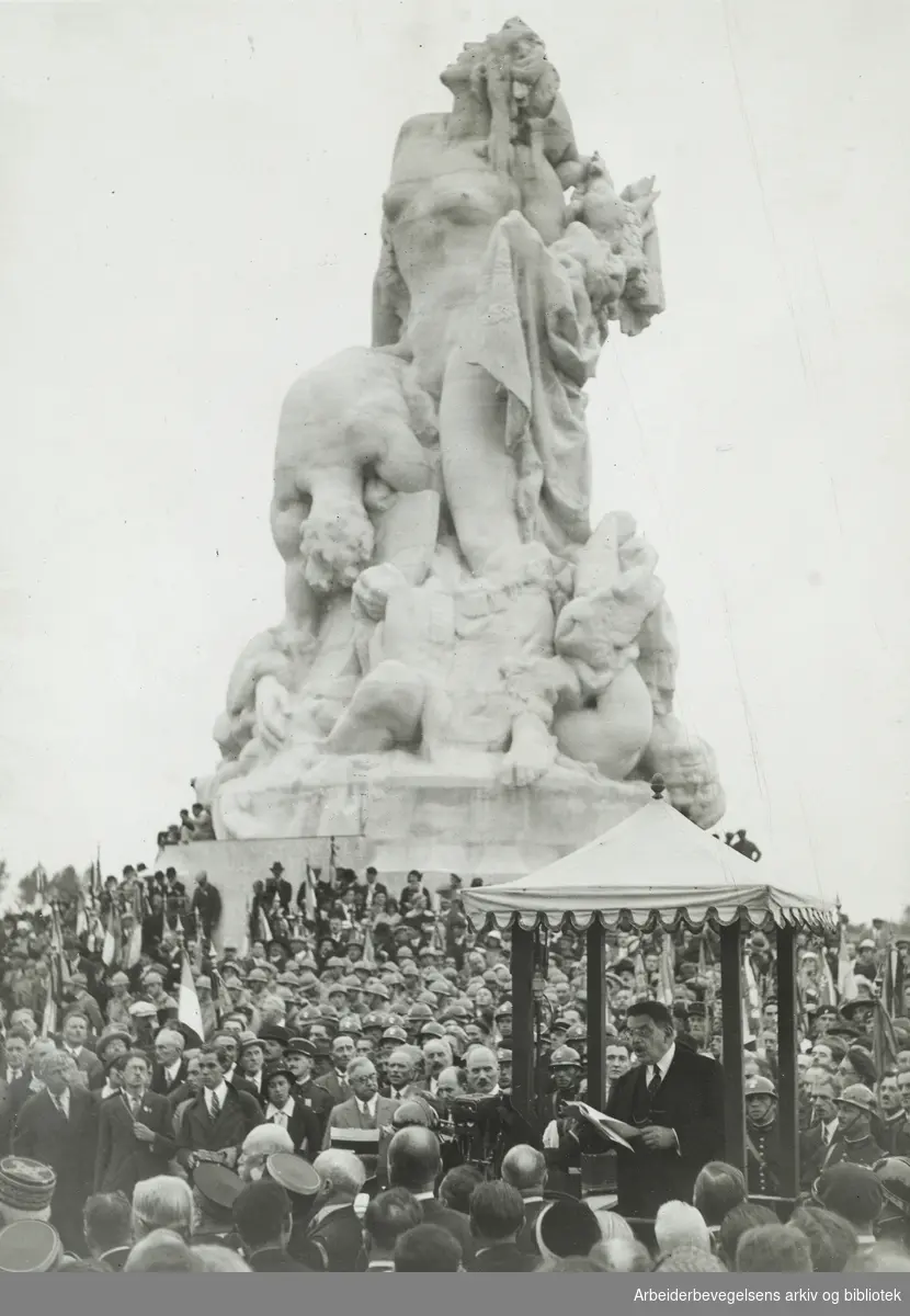 Den franske presidenten Édouard Herriot avduker monumentet over falne amerikanske soldater under det første slaget ved Marne, september 1914. Arbeidermagasinet/Magasinet for Alle. 1932