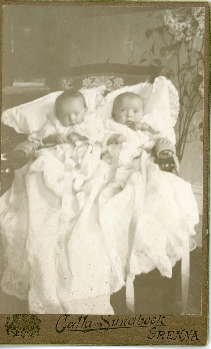 Kabinettsfotografi av två spädbarn som sitter i en stol - tvillingar?