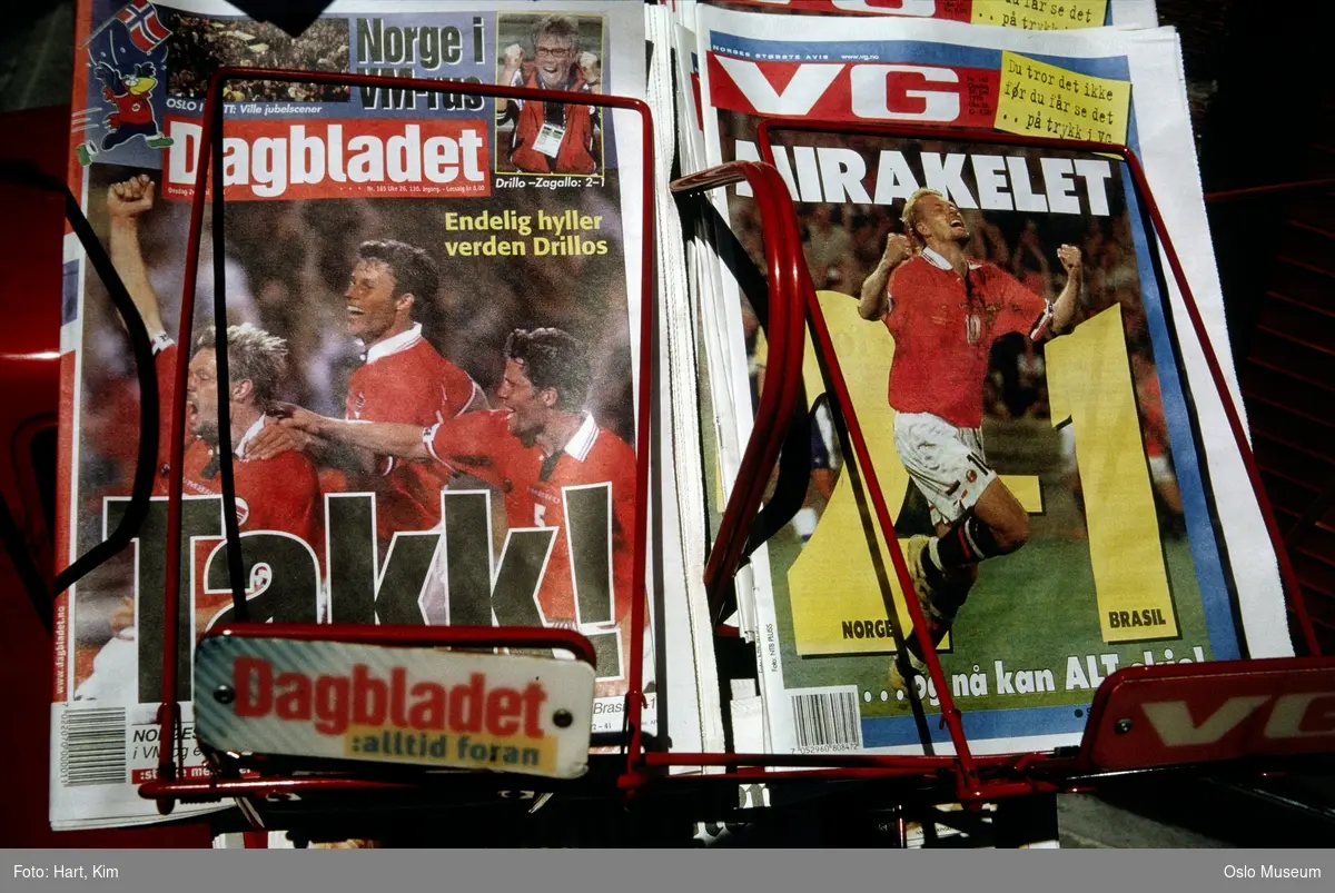 avisstativ, Dagbladet, VG, forsider etter Norges seier over Brasil i VM i fotball