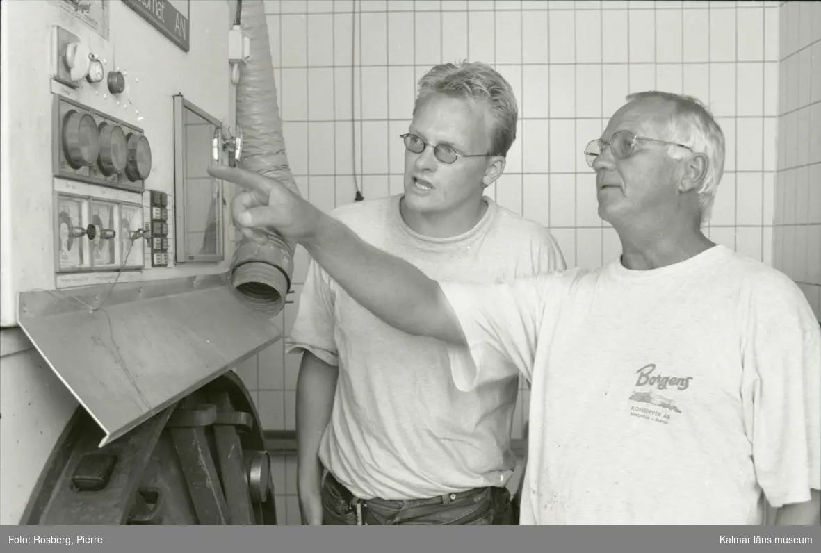 Borgens konserver. Förre ägaren Roll Nilsson till höger instruerar nye ägaren Anders Gunnarsson hur konservatorn fungerar.