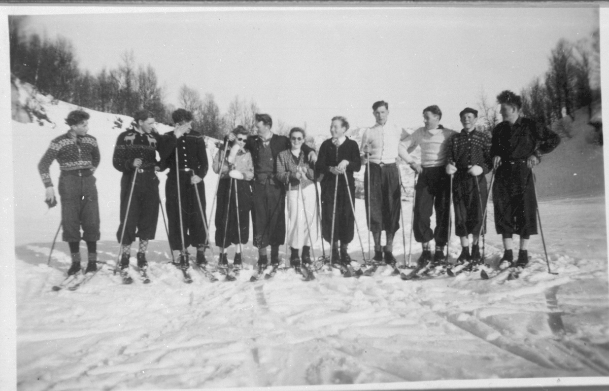 Elleve ungdommer på skitur i Glantemyrstrapen, Skånland. -#N# Sør-Troms ...