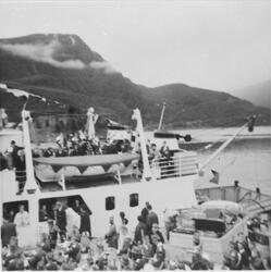 Lokalbåten M/F "Trondenes" ved kai i Grovfjord.