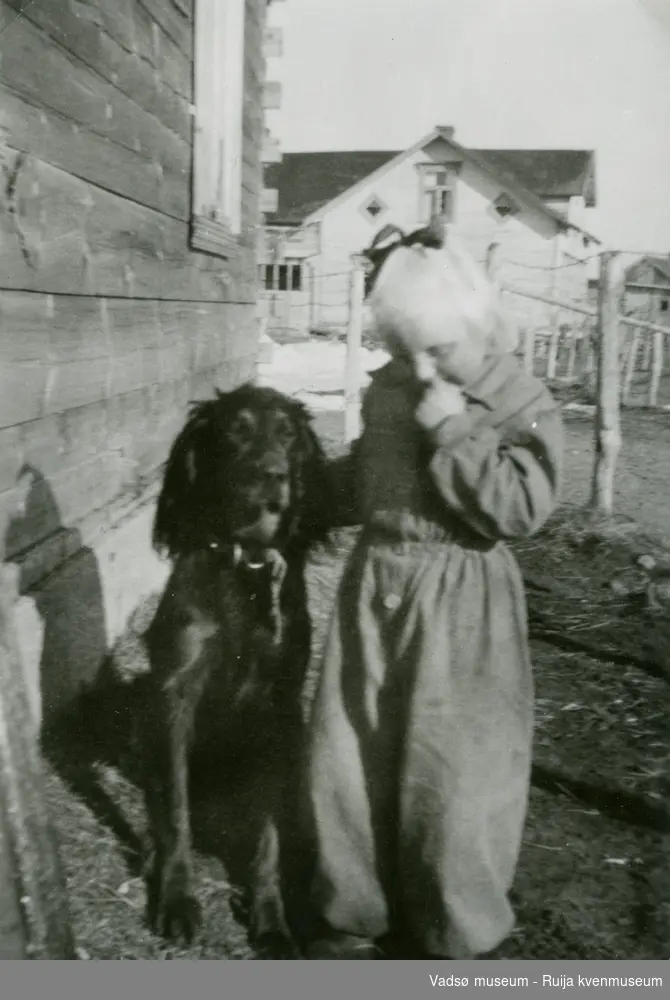 Hunden Top og Ranveig ved hytta Rødstua i Komagvær, sommeren 1934.