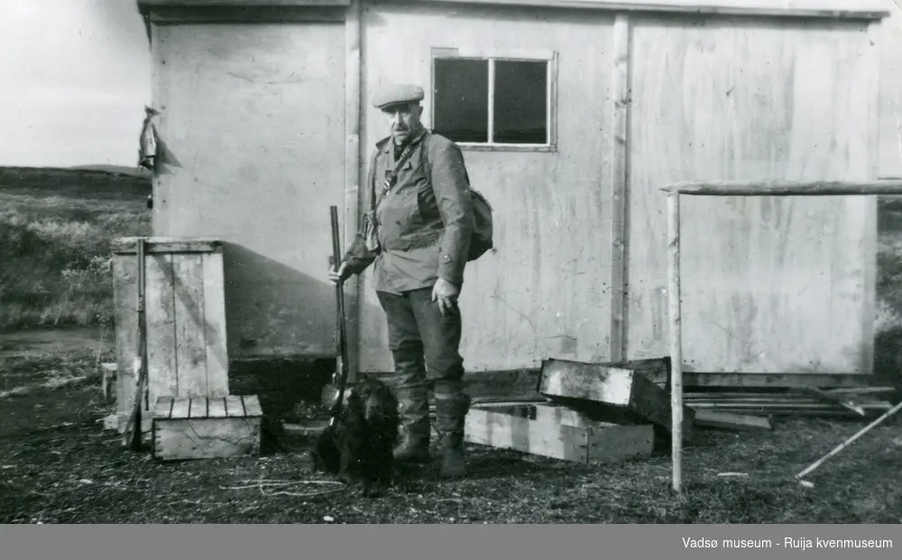 Gunnar Simonsen og hunden Top foran Hagalas hytte i Lüksi i Komagdalen, Vardø 1949.