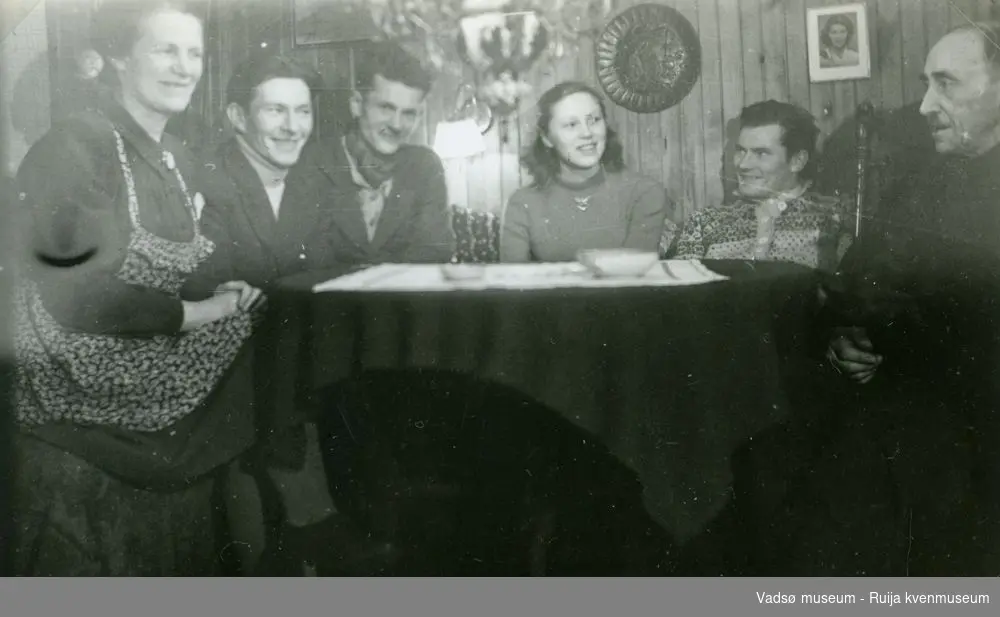 Hytta Trollstua ved Andersby i Vadsø kommune. Bilder av familien Simonsen inne rundt spisebordet, på slutten av 1940 tallet.