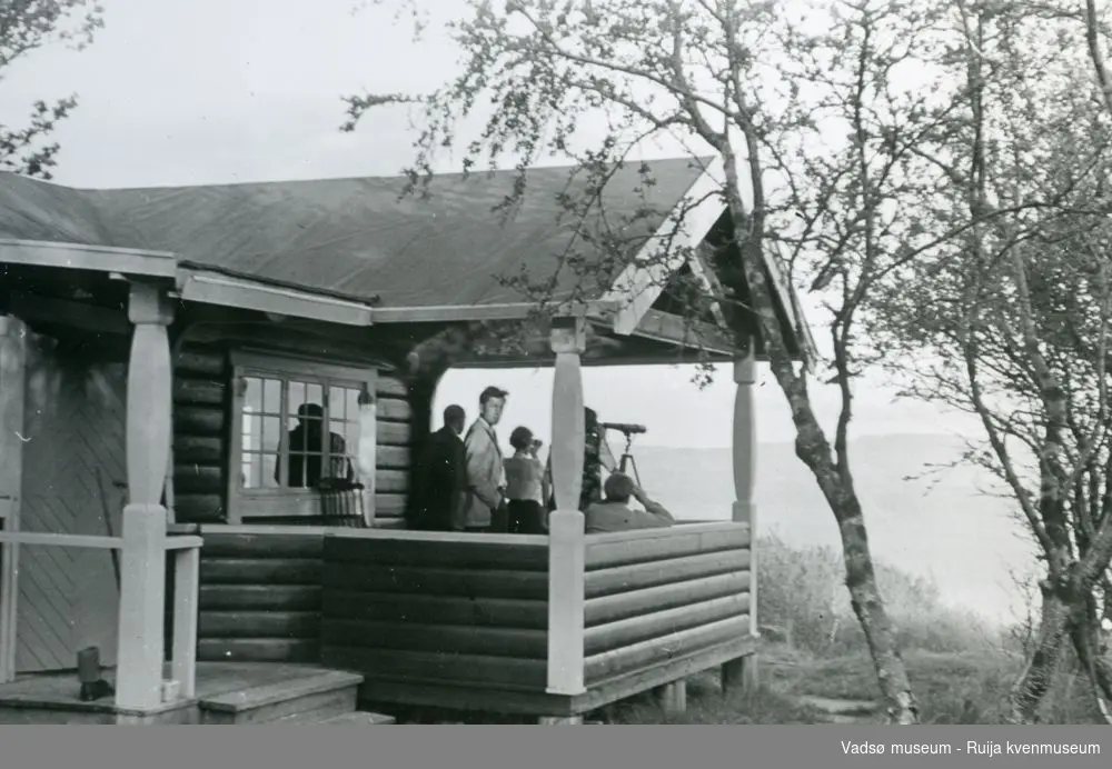 Hytta Trollstua ved Andersby i Vadsø kommune. Bilder av familien Simonsen på verandaen, ca 1950 tallet.