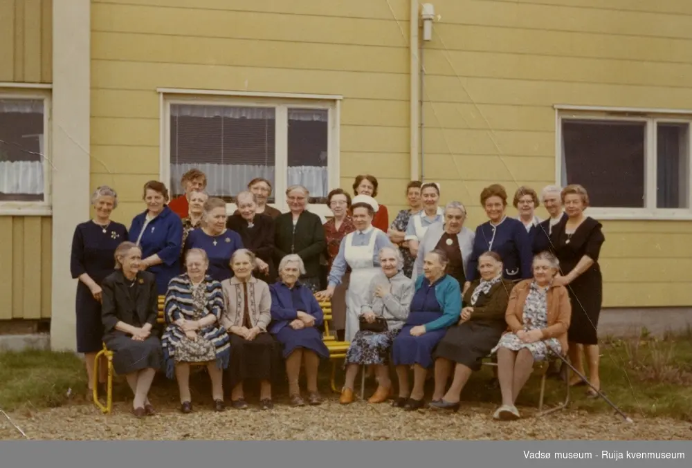 Gruppebilde fra eldrehjemmet Alders hvile i Vadsø. Antatt fotografert på 1960-70 tall. Lengst til venstre står Lilly Simonsen.