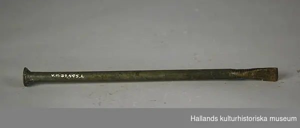 Drevningsmejslar 12 stycken. Alla drevningsmejslar har ett huvud att slå på. Alla utom i) breddar sig nertill i eggen. Två mejslar är vinklade ytterst, den ena a) är sprucken, den andra b) är rostig. j) är tvåeggad. k) och g) är treeggad. Mått: a) längd 15 cm, bredd 4 cm, höjd 4 cm. b) längd 18 cm, bredd 4 cm, höjd 4 cm.c) längd 14 cm, bredd 4 cm, höjd 3 cm.d) längd 17 cm, bredd 5 cm, höjd 4 cm.e) längd 19 cm, bredd 5 cm, höjd 3 cm.f) längd 17 cm, bredd 4 cm, höjd 3 cm.g) längd 15 cm, bredd 5 cm, höjd 3 cm.h) längd 23 cm, bredd 2 cm, höjd 2 cm.i) längd 28 cm, bredd 6 cm, höjd 2 cm.j) längd 14 cm, bredd 5 cm, höjd 3 cm.k) längd 17 cm, bredd 5 cm, höjd 3 cm.l) längd 15 cm, bredd 4 cm, höjd 3 cm. Foto: a, l, b, c, d, e, g, h, i, j,