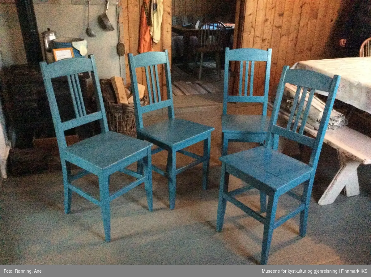 Gruppe av fire, blå lakkerte kjøkkenstoler av tre.