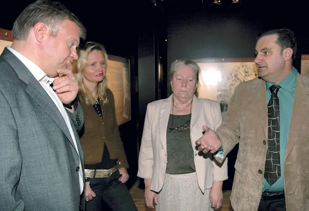 Bjarne Håkon Hanssen visiting the exhibition in 2007. Mari Østhaug Møystad (2nd from the left), Anna Gustavsen and Holger Gustavsen.