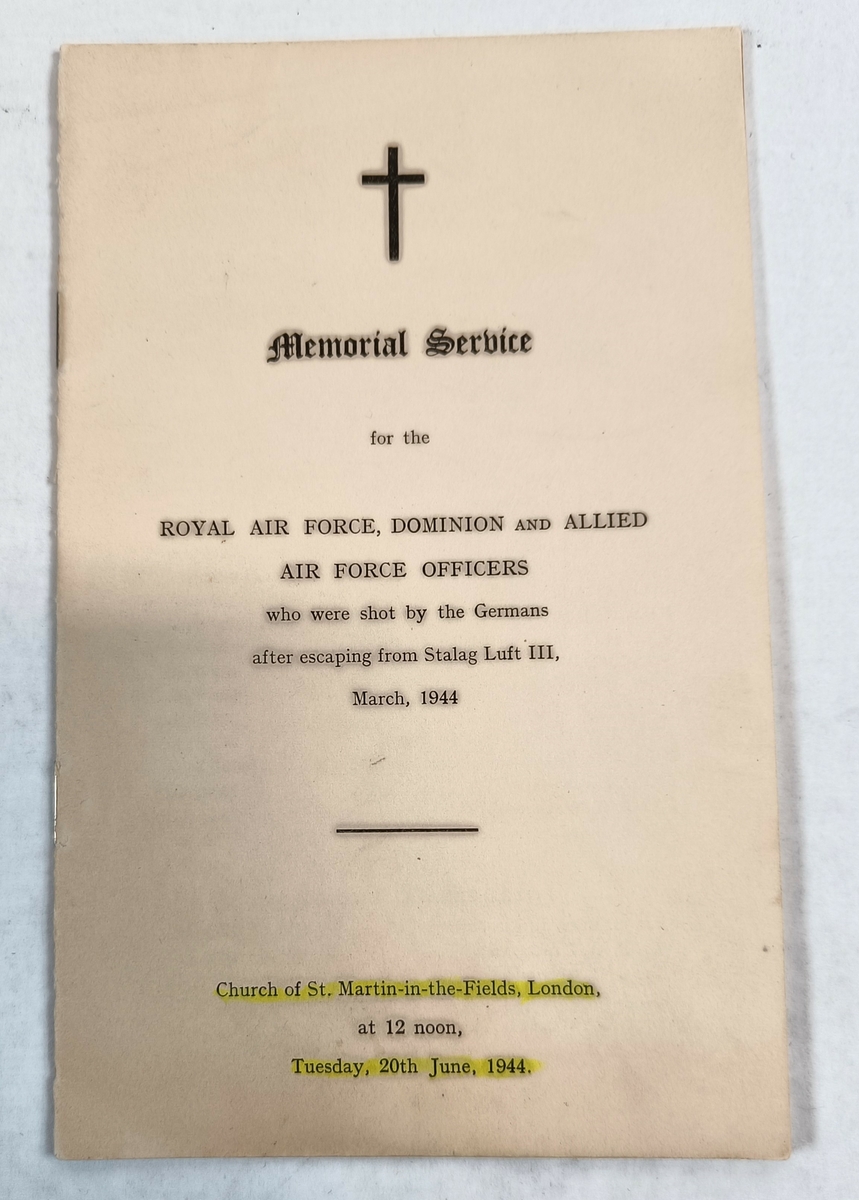 Program for gudstjeneste til minne om de offiserer som ble skutt av tyskerne etter rømming fra Stalag Luft III. Inneholder navn på offiserene, samt preken, bønn og salmer.