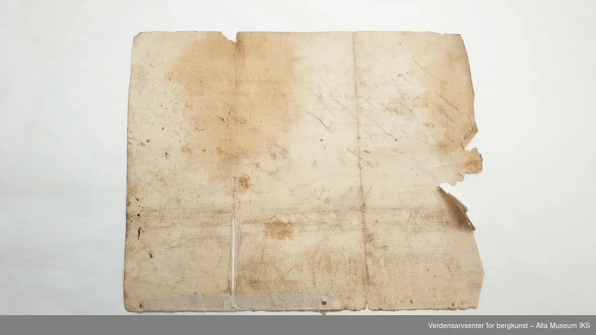 Tre håndskrevne dokumenter fra slutten av 1700-tallet, som beskriver bruk av eiendom i Leirbotn, Alta. Dokumentene er delvis skadet, og et av dokumentene er reparert med tape i nyere tid. 