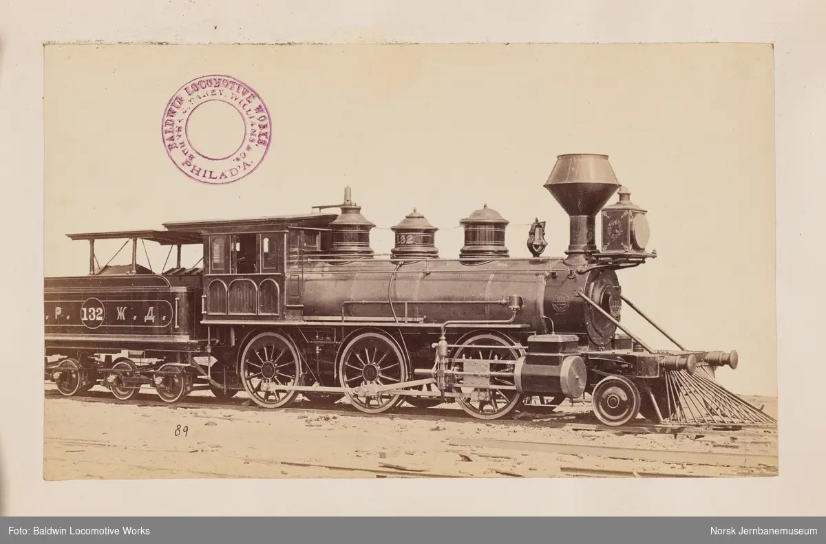 Baldwins leveransefoto av damplokomotiv nr. 132 levert til Southeastern Ry. 
i Russland i 1872. Baldwin byggenummer 2856. Ukjent sporvidde