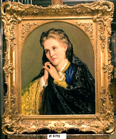 Oljemålning på duk. 
Porträtt (efter foto) av operasångerskan Christina Nilsson (1843-1921). 
Midjebild, halvprofil.