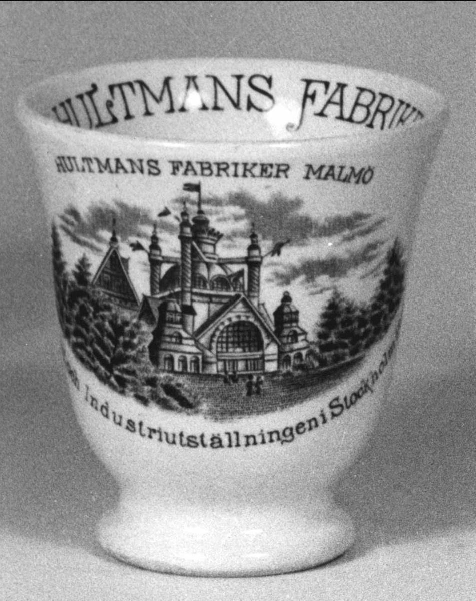 Vit med grön tryckt dekor och texten "HULTMANS FABRIKER MALMÖ" och "Konst och industriutställningen i Stockholm 1897". På insidan "HULTMANS FABRIKER MALMÖ".
Stämplad: Rörstrand.