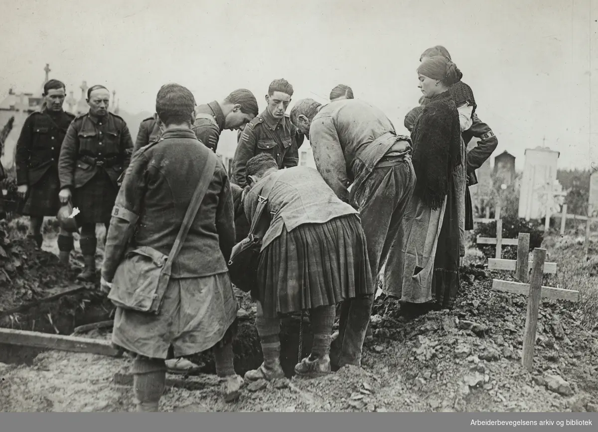 Første verdenskrig. Skotske soldater begraver en eldre fransk kvinne, drept av en tysk granat et sted på vestfronten i Frankrike. Datteren står ved siden av graven. Udatert. Arbeidermagasinet/Magasinet for Alle