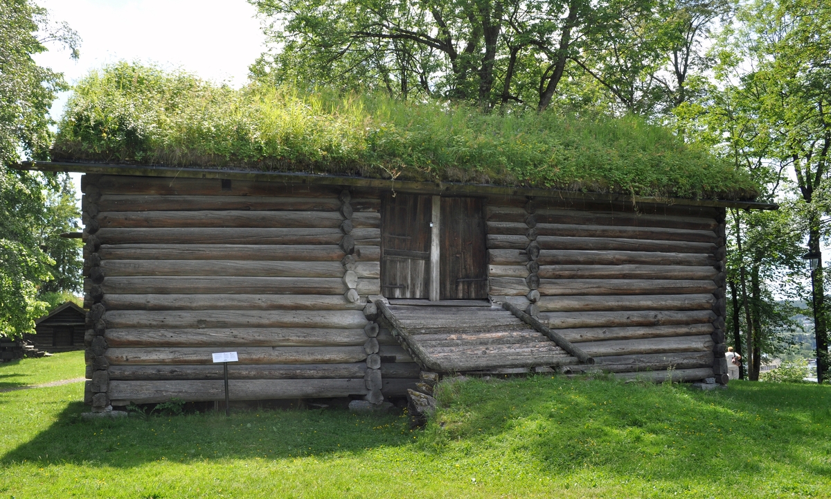 HAUGJORDLÅVEN er frå Haugjord i Heddal, Notodden. Garden Haugjord er velkjend frå soga om bondehøvdingen Ole Olsen Hovdejord. Han var lensmann i bygda og budde på Haugjord frå 1703 og om lag 30 år framover. 

Denne låven må ha vore bygd om lag 100 år tidlegare, altså kring 1600. Rominndelinga er den vanlege for Aust-Telemark, med ei løe på kvar side av låven og med underlåve for agner og liknande. Kornløa er til venstre og høyløa til høgre. Løene er på den vanlege måten golva med tranlar, lagt på stokkar eller ”puter” med ein stein under kvar ende, men utan nokon konstruktiv samanheng med resten av huset. Ei dør fører ut frå kvar løe på gavlveggen. Dei gamle ”brikene”, opningane for høy- og korninnkastet, er heile og uendra. Lafta har ei rundoval form som smalnar av utover. Bygningskroppen smalnar av nedover så slagregnet ikkje får skade tømmerveggane så sterkt. Låven er, som Voltveit-loftet, også i Brekkeparken, Telemark museum, bygd av serleg stort tømmer.