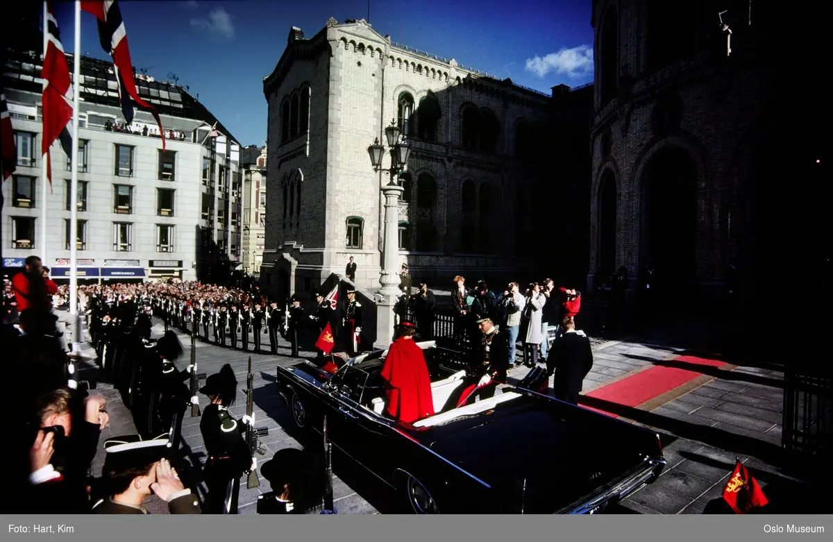 Stortingsbygningen, bil, konge, dronning, H.M. Kongens Garde, publikum, etter åpning av Stortinget