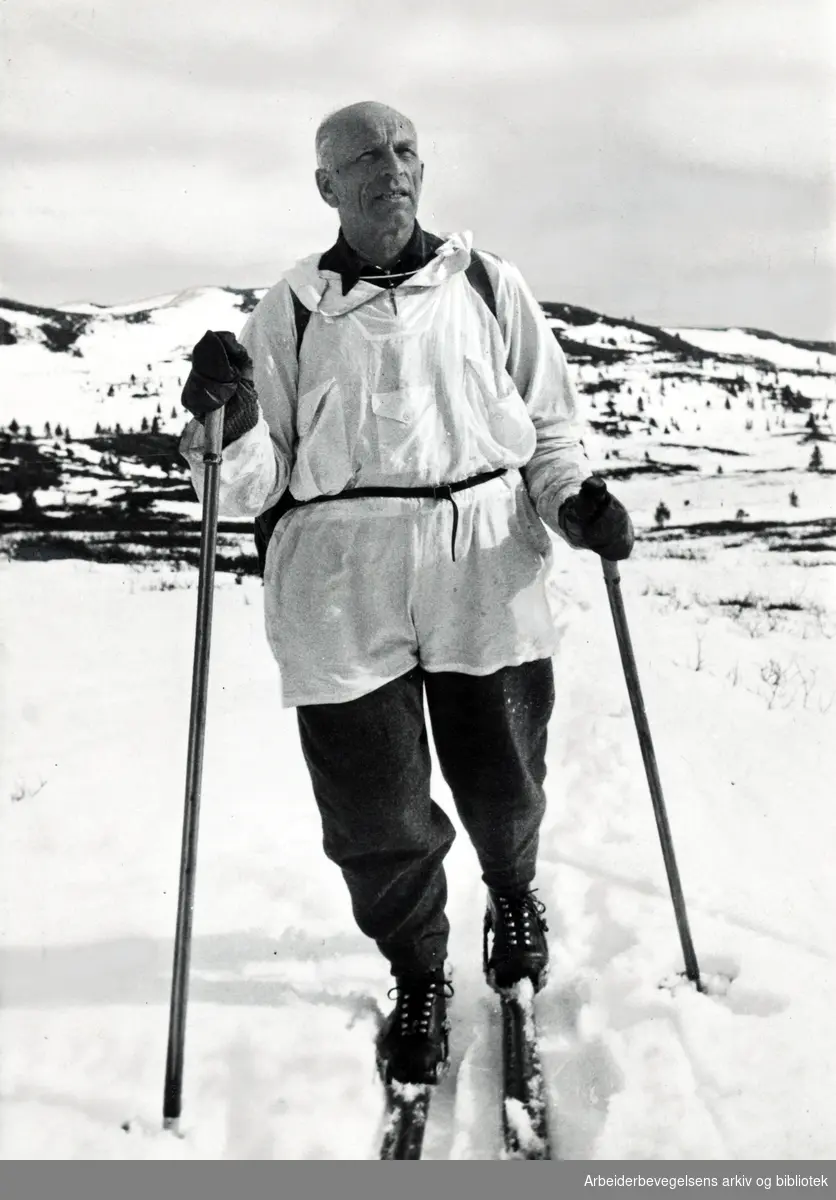 Martin Tranmæl på ski, 1946.