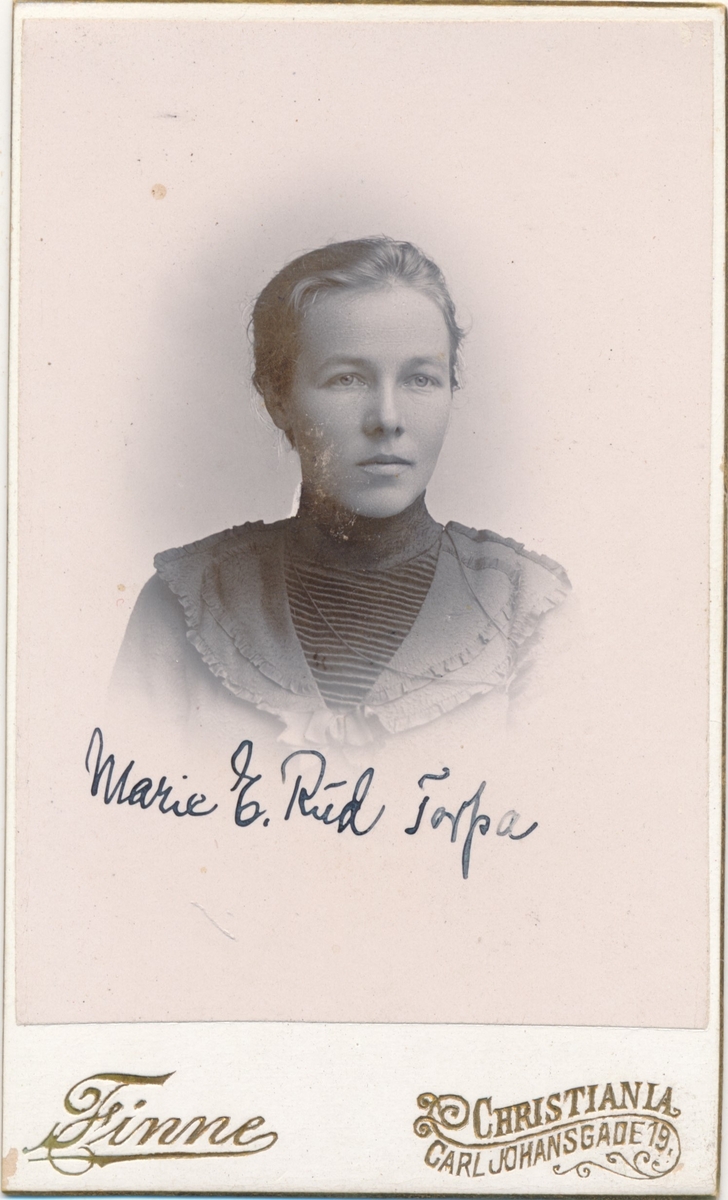 Marie E. Rud, Torpa
