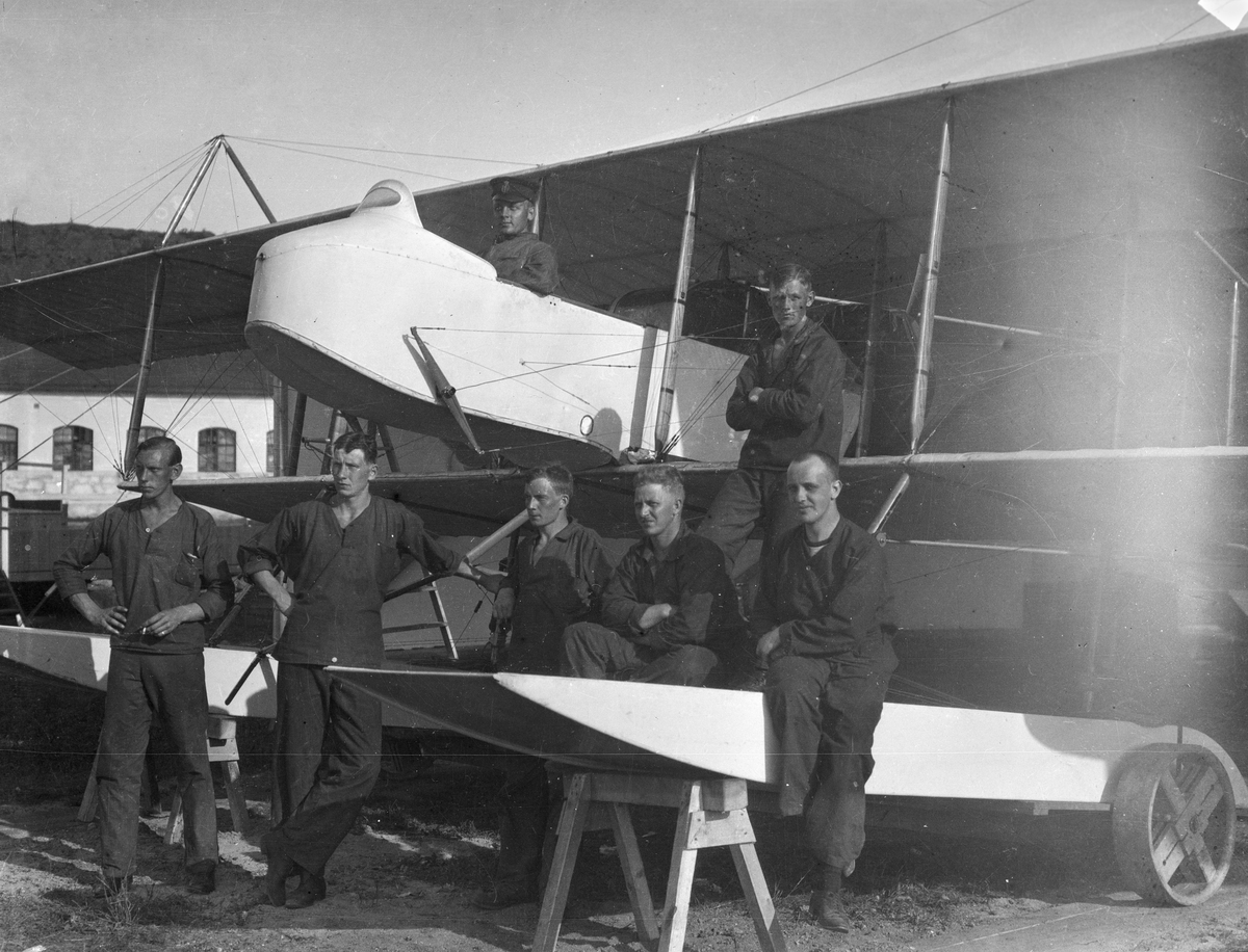 Flygbåt Farman HF 23 / F 1 uppställt på bockar vid Nya varvet Göteborg, 1914. Sju män vid flygplanet. Originalflygplanet inköpt från Frankrike.