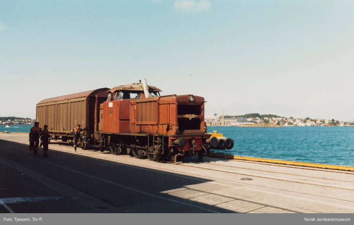 Diesellokomotiv Di 2 819 i skiftetjeneste på strandkaien i Stavanger